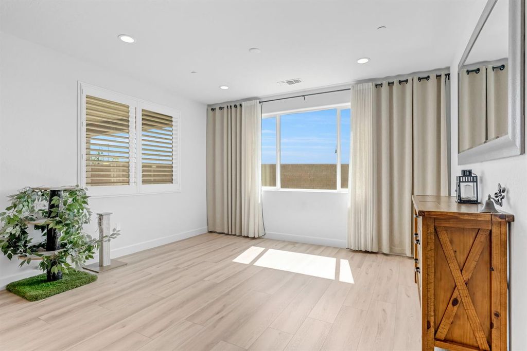 Image 17 of property listing at 6141 E Peralta Way, Fresno, CA 93727