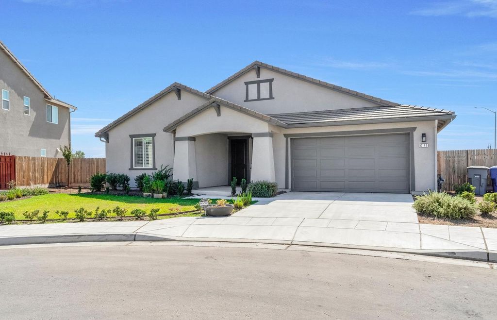 Image 2 of property listing at 6141 E Peralta Way, Fresno, CA 93727