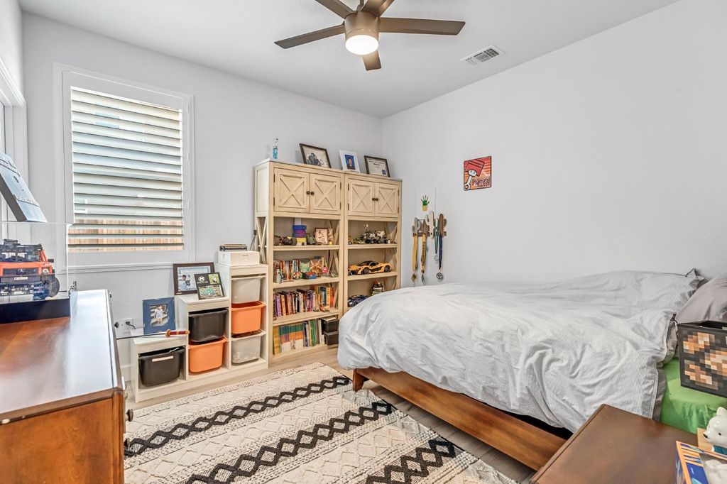 Image 25 of property listing at 6141 E Peralta Way, Fresno, CA 93727