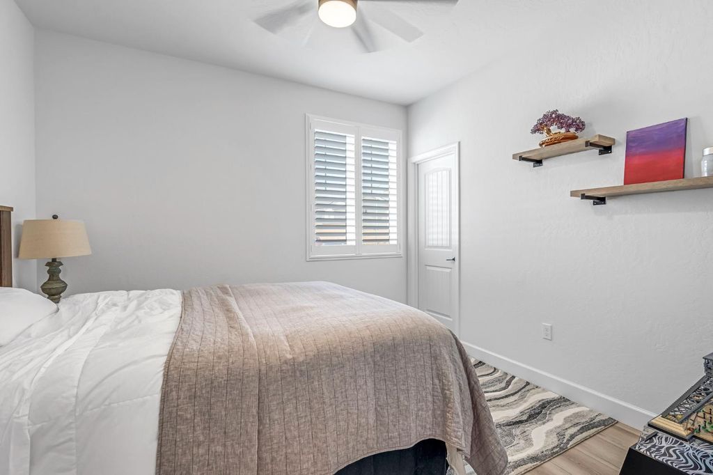 Image 27 of property listing at 6141 E Peralta Way, Fresno, CA 93727