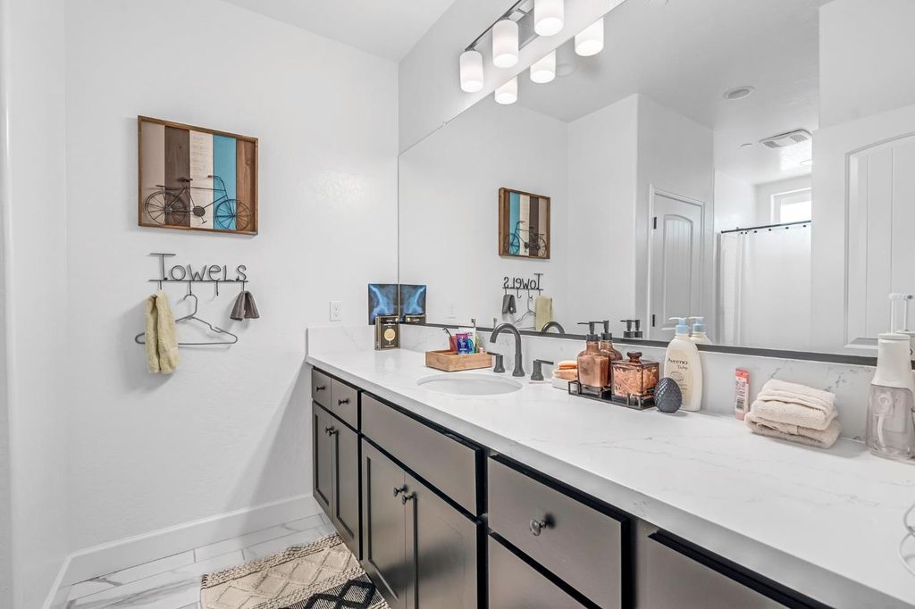 Image 28 of property listing at 6141 E Peralta Way, Fresno, CA 93727