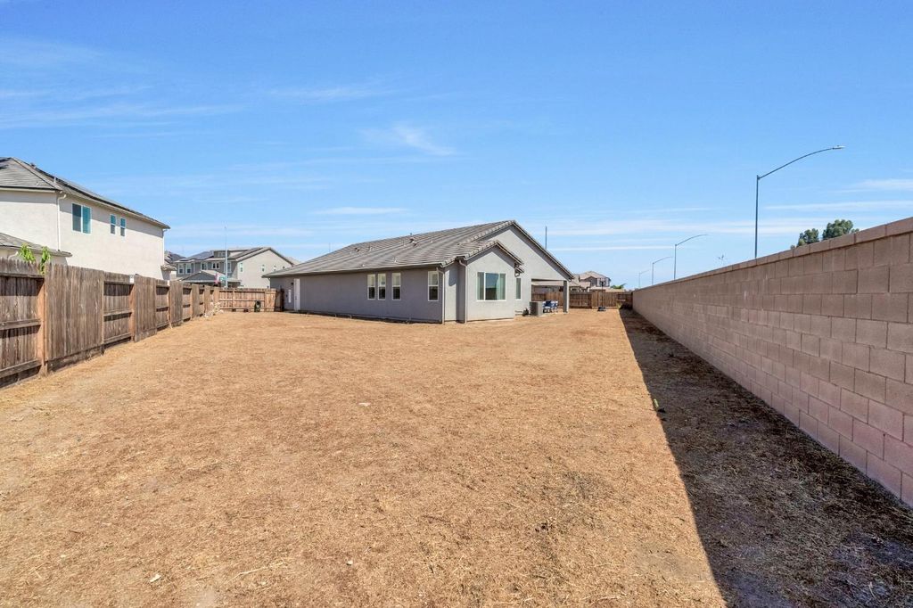 Image 34 of property listing at 6141 E Peralta Way, Fresno, CA 93727