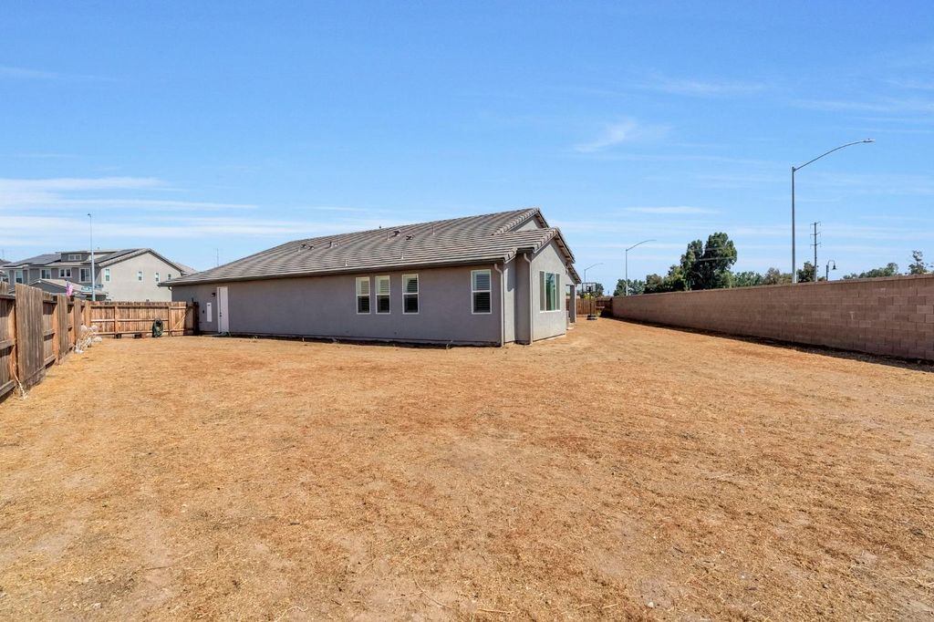 Image 35 of property listing at 6141 E Peralta Way, Fresno, CA 93727