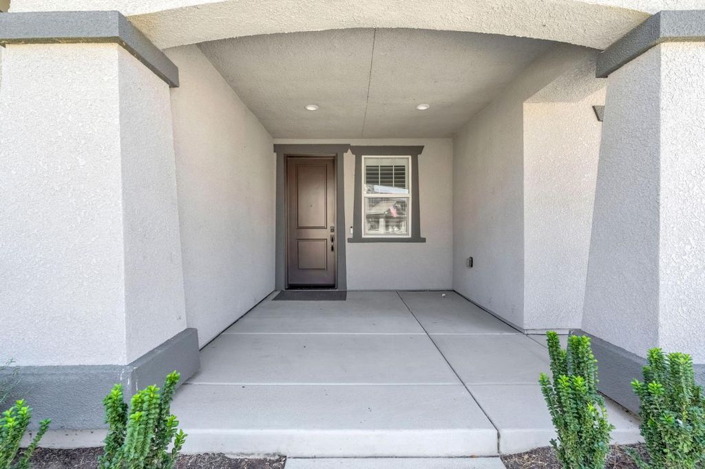 Image 4 of property listing at 6141 E Peralta Way, Fresno, CA 93727