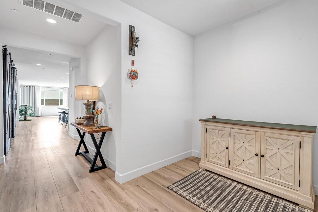 Image 5 of property listing at 6141 E Peralta Way, Fresno, CA 93727