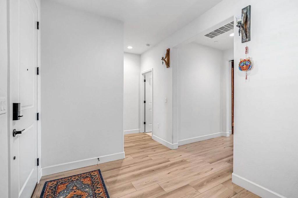 Image 6 of property listing at 6141 E Peralta Way, Fresno, CA 93727