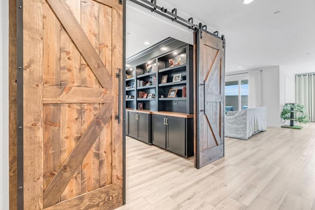 Image 7 of property listing at 6141 E Peralta Way, Fresno, CA 93727