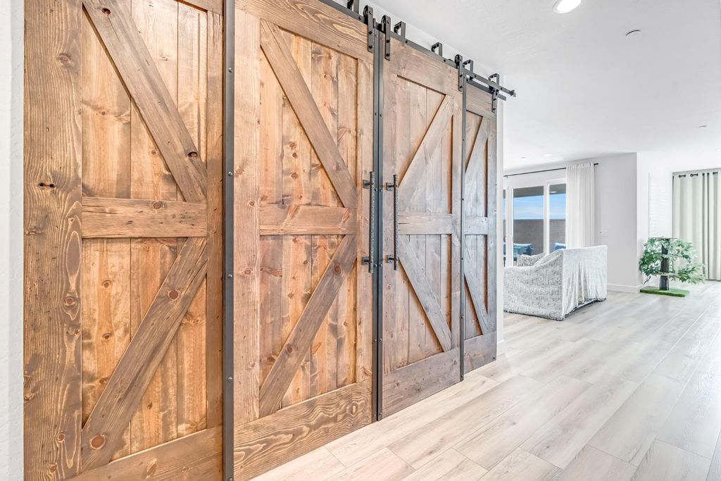 Image 8 of property listing at 6141 E Peralta Way, Fresno, CA 93727