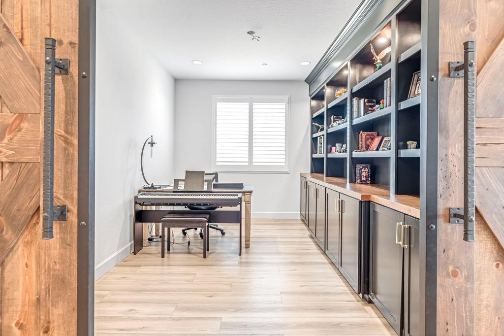 Image 9 of property listing at 6141 E Peralta Way, Fresno, CA 93727