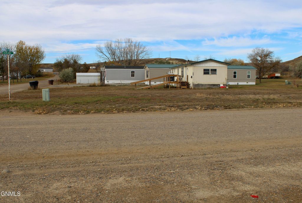 905 7th Street, Fairview, MT 59221