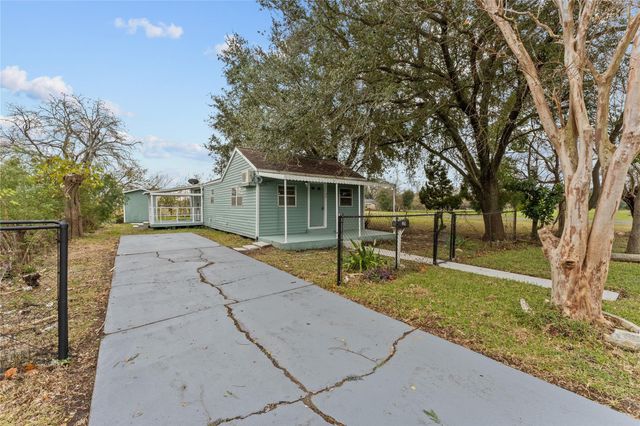 25 2nd Avenue N, Texas City, TX 77590