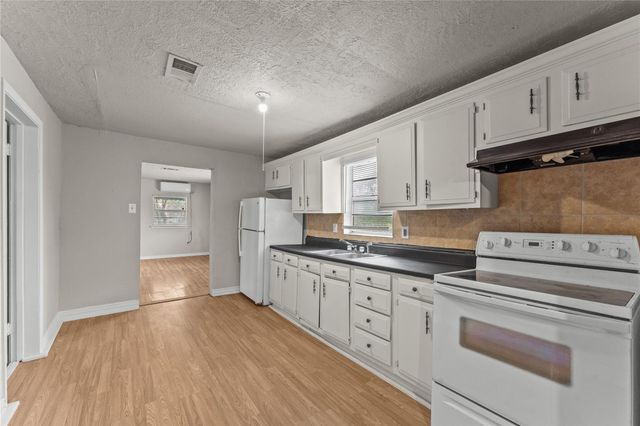 25 2nd Avenue N, Texas City, TX 77590