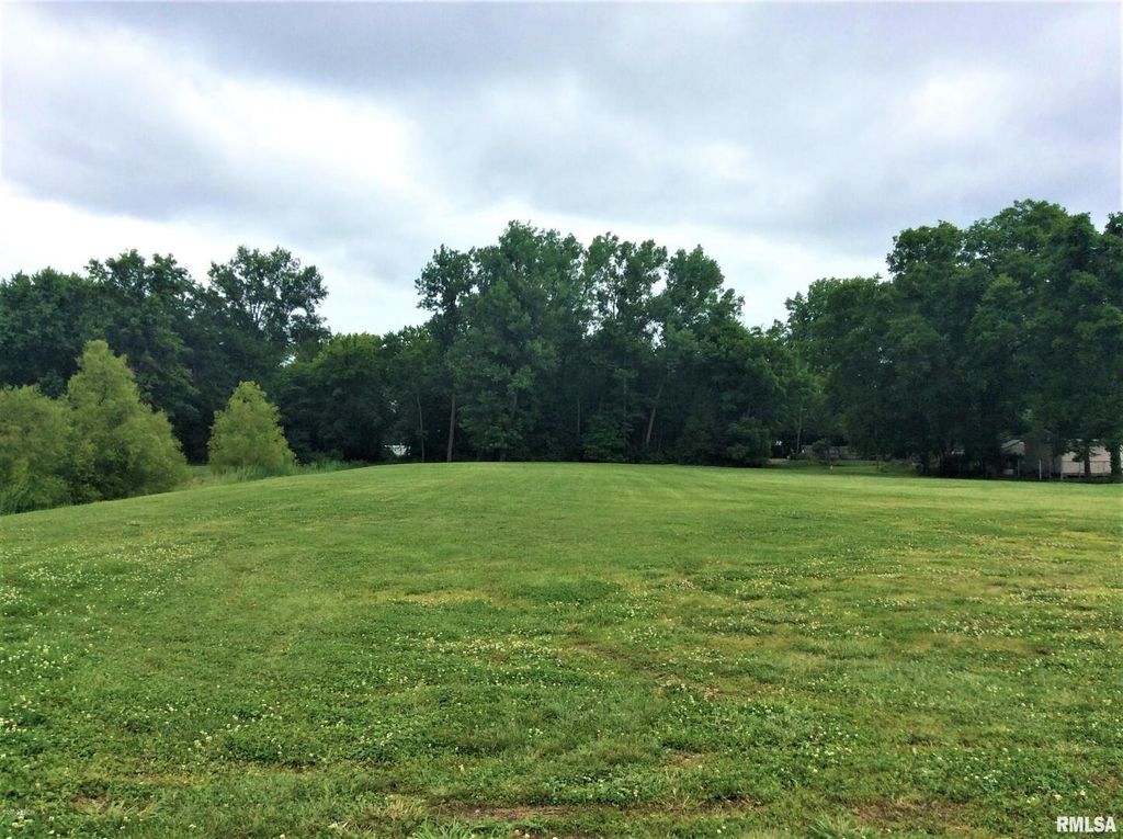 Image 3 of property listing at 2604 Veterans Memorial Drive, Mt Vernon, IL 62864