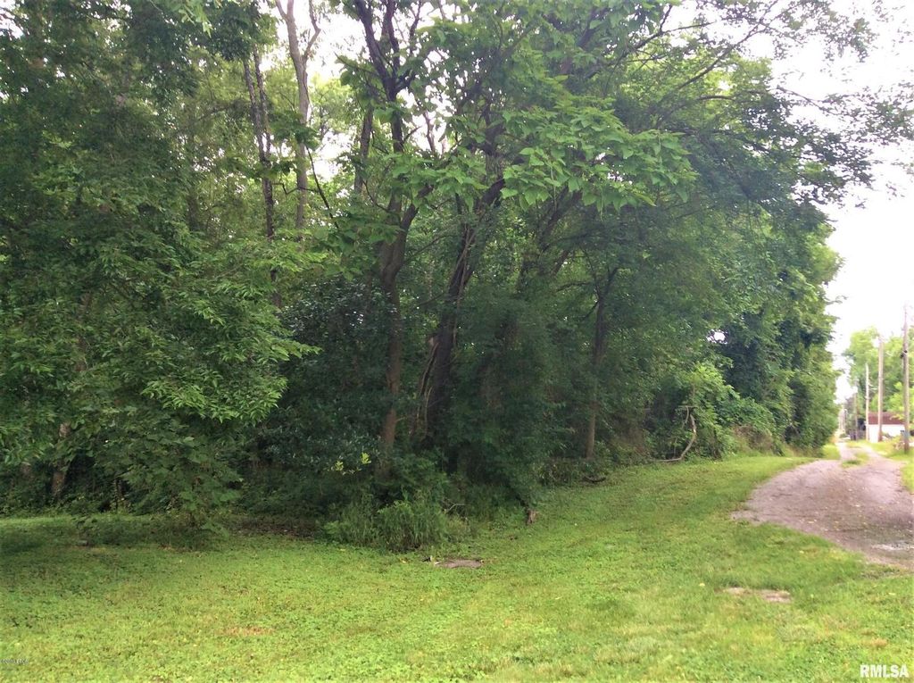 Image 4 of property listing at 2604 Veterans Memorial Drive, Mt Vernon, IL 62864