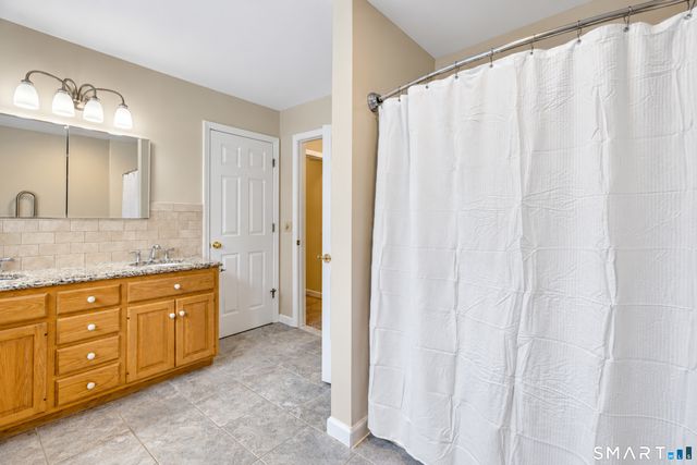 811 Lake Drive, Guilford, CT 06437