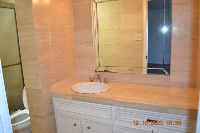 2711 Briarhurst Drive 18, Houston, TX 77057