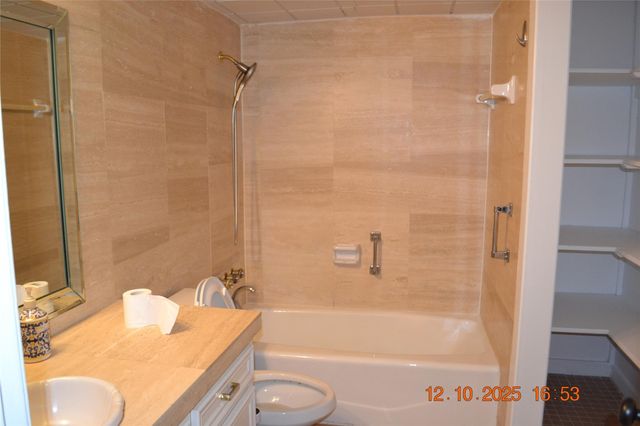 2711 Briarhurst Drive 18, Houston, TX 77057