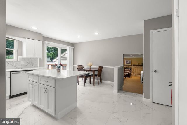 39 LAKEVIEW DR, Cherry Hill, NJ 08003