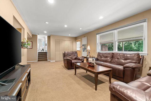 39 LAKEVIEW DR, Cherry Hill, NJ 08003