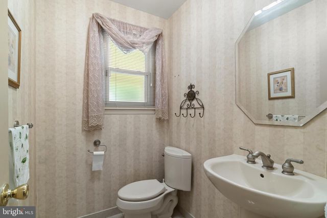 39 LAKEVIEW DR, Cherry Hill, NJ 08003