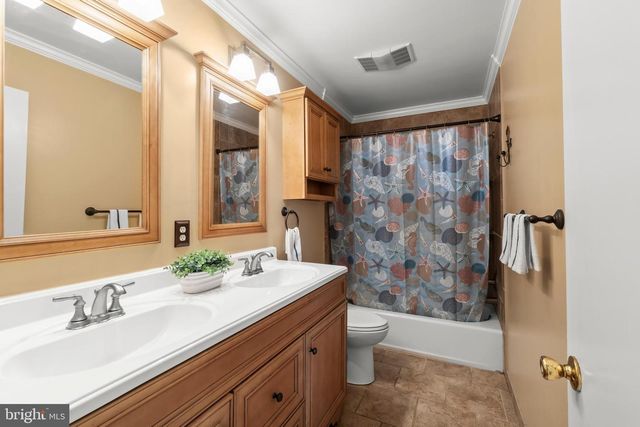 39 LAKEVIEW DR, Cherry Hill, NJ 08003