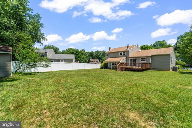 39 LAKEVIEW DR, Cherry Hill, NJ 08003