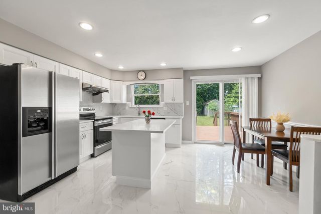 39 LAKEVIEW DR, Cherry Hill, NJ 08003