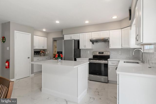 39 LAKEVIEW DR, Cherry Hill, NJ 08003