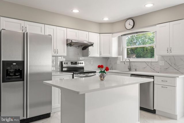 39 LAKEVIEW DR, Cherry Hill, NJ 08003