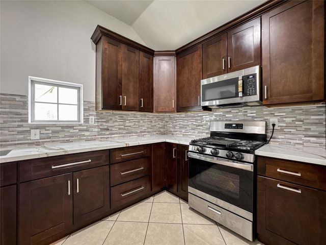 1060 County Road 5021, Cleveland, TX 77327