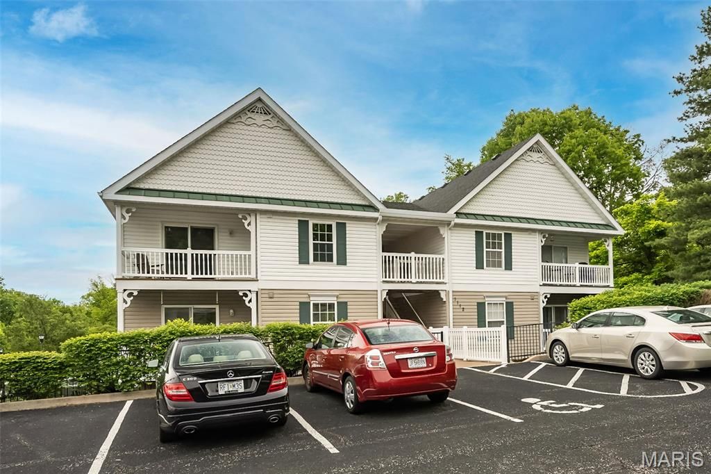 1112 Arbor Creek Drive 2D, Kirkwood, MO 63122