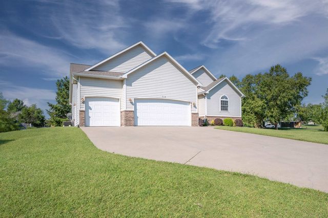 714 Quail Nest Rd, Winfield, KS 67156