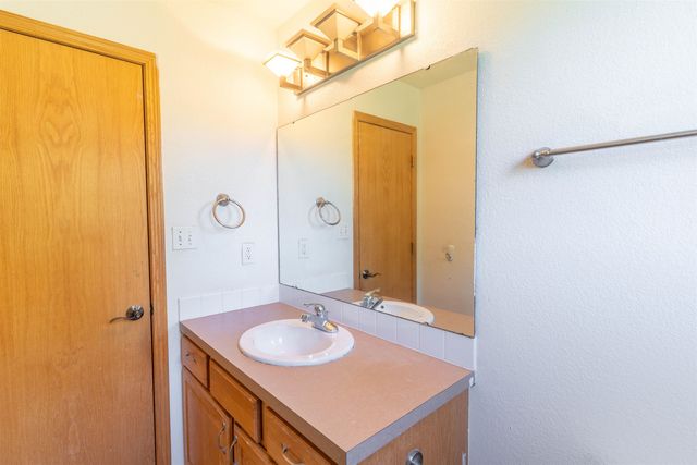 714 Quail Nest Rd, Winfield, KS 67156