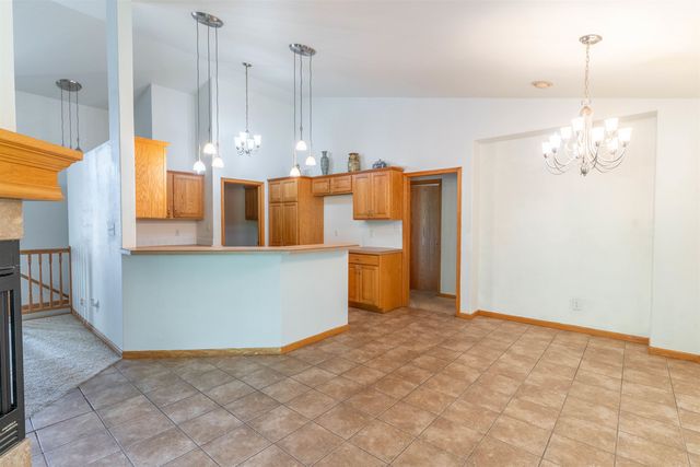 714 Quail Nest Rd, Winfield, KS 67156