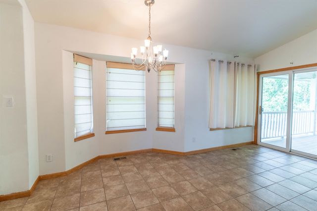 714 Quail Nest Rd, Winfield, KS 67156