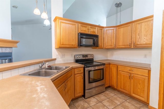 714 Quail Nest Rd, Winfield, KS 67156