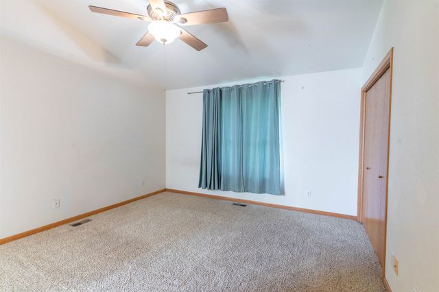 714 Quail Nest Rd, Winfield, KS 67156