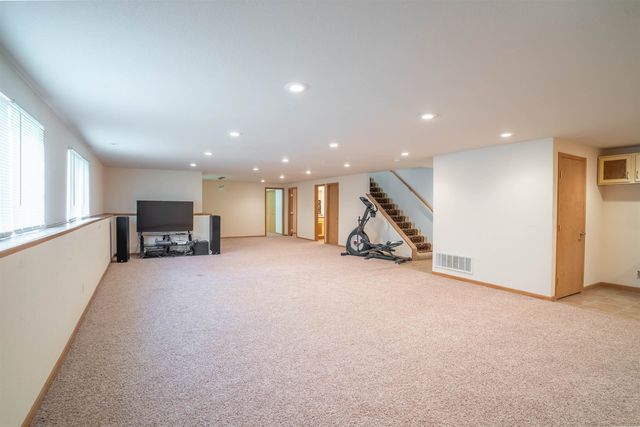 714 Quail Nest Rd, Winfield, KS 67156