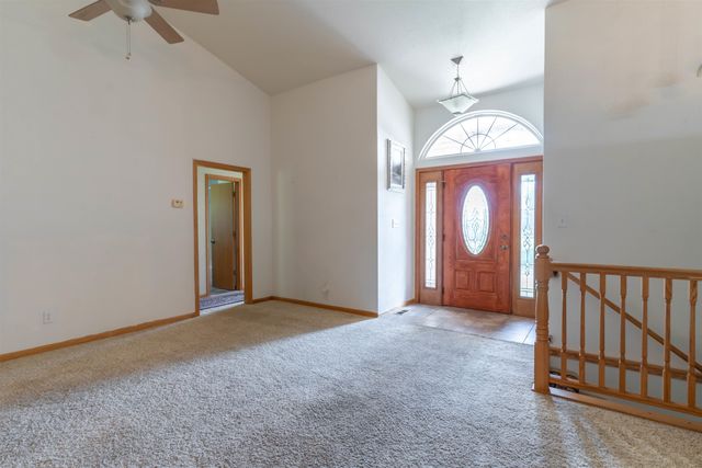 714 Quail Nest Rd, Winfield, KS 67156