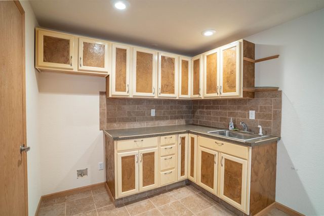 714 Quail Nest Rd, Winfield, KS 67156