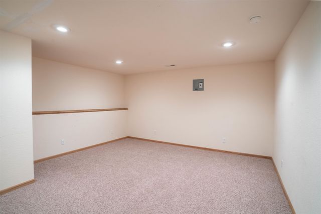 714 Quail Nest Rd, Winfield, KS 67156