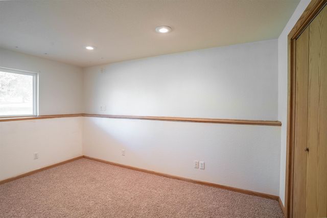 714 Quail Nest Rd, Winfield, KS 67156