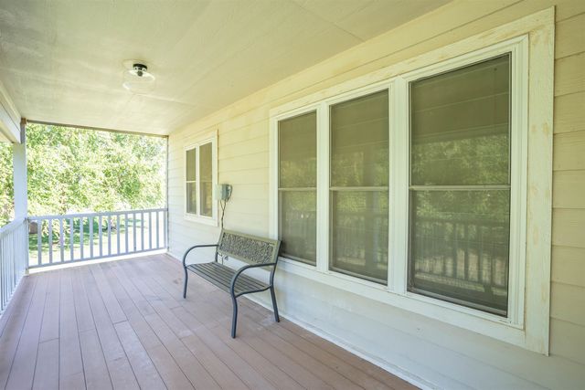 714 Quail Nest Rd, Winfield, KS 67156