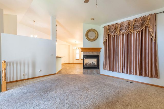 714 Quail Nest Rd, Winfield, KS 67156