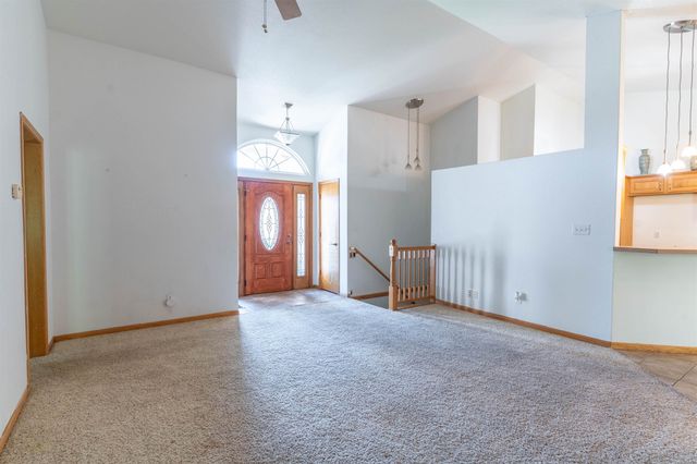 714 Quail Nest Rd, Winfield, KS 67156