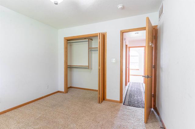 714 Quail Nest Rd, Winfield, KS 67156