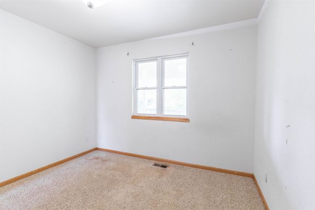 714 Quail Nest Rd, Winfield, KS 67156