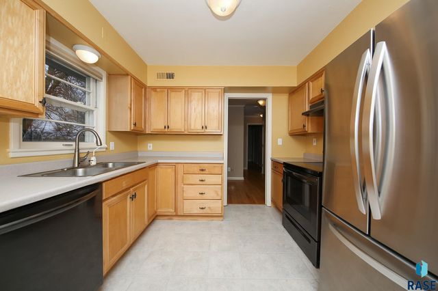 2700 W Wood Dr Drive, Sioux Falls, SD 57105