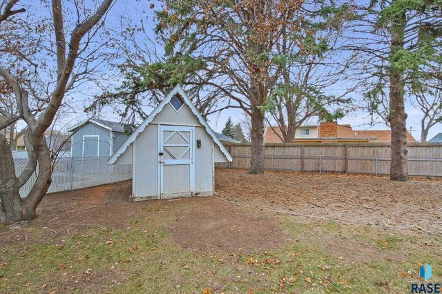 2700 W Wood Dr Drive, Sioux Falls, SD 57105