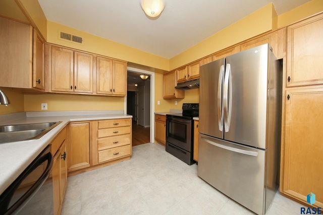 2700 W Wood Dr Drive, Sioux Falls, SD 57105